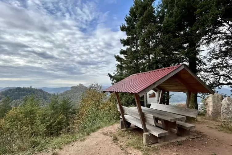 Rastplatz mit Blick auf den Trifels: am Wettereck.