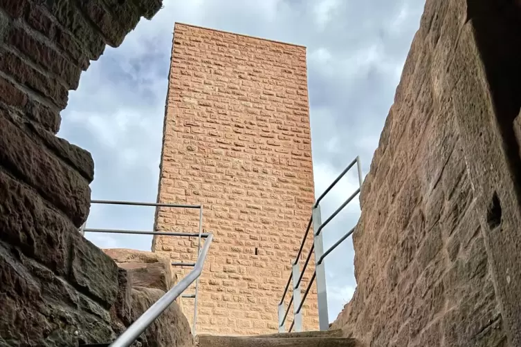 Bergfried der Burg Scharfenberg: In den vegangenen drei Jahren wurde die Ruine restauriert. 