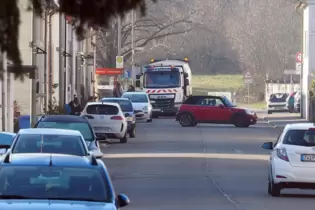 Auf der Altheimer Straße sind weniger Lastwagen unterwegs, als gedacht.