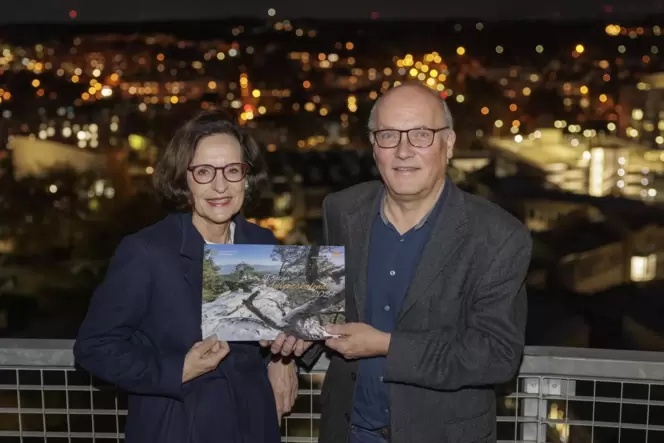 Barbara Siefert vom Inner Wheel Club Kaiserslautern und Werner Thiel vom Rotary Club Kaiserslautern-Sickinger Land mit dem Adven