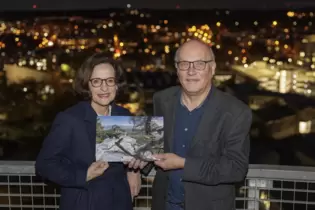 Barbara Siefert vom Inner Wheel Club Kaiserslautern und Werner Thiel vom Rotary Club Kaiserslautern-Sickinger Land mit dem Adven