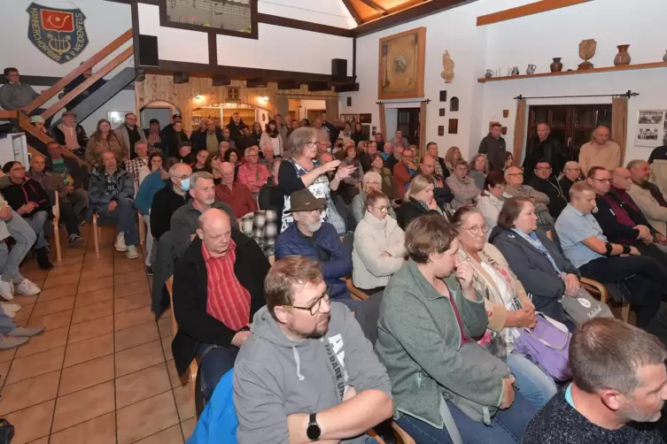 Volles Haus: Die Bürgerversammlung zum Thema wiederkehrende Beiträge wollten sich viele Neidenfelser nicht entgehen lassen. 