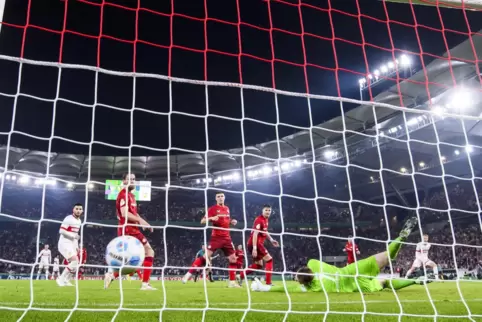 Der entscheidende Treffer: Chris Führich (ganz rechts) trifft zum 2:1 für den VfB Stuttgart. 