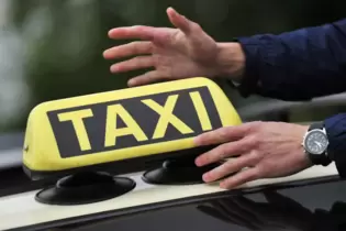 Taxiverkehr: Eine gute Position am Bahnhof ist wichtig. Heute warten regelmäßig vier bis sechs Mietdroschken in der Bahnhofstraß