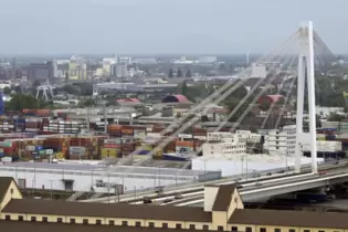 Auf der Kurt-Schumacher-Brücke stehen Vermessungsarbeiten an.