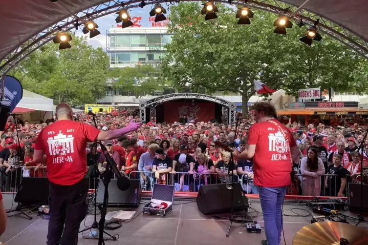 Der Auftritt der Anonyme Giddarischde auf dem Breitscheidplatz war einer der Höhepunkte beim Pokalwochenende.