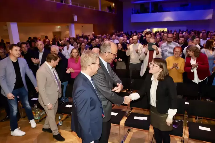 Friedrich Merz begrüßt Besucher per handschlag. 