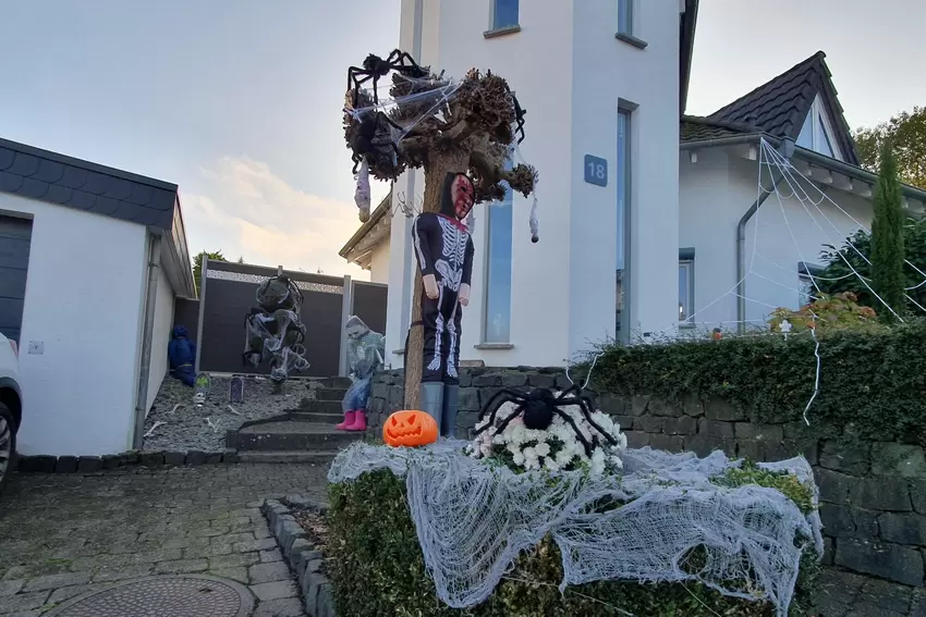 Schaurig-schön und mit viel Liebe zum Detail zeigt sich die Hofeinfahrt von Egbert Stocker in der Auguste-Schmidt-Straße in Bube