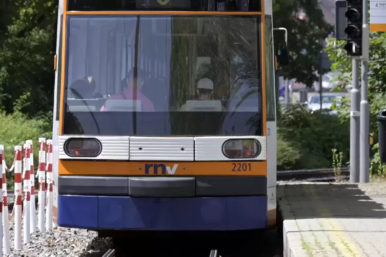 Der Transporterfahrer übersah beim Rangieren die herannahende Straßenbahn.