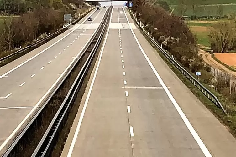 Auf der A63 in Fahrtrichtung Mainz (hier in Höhe Standenbühl) wird zwischen den Anschlussstellen Winnweiler und Göllheim die Fah