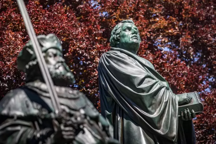 Eine riesige Statue Martin Luthers (r) steht als Zetrum des Luther-DFnkmals von 1868 hinter einer Figur, die Kurfürst Friedrich 