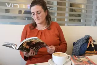 Sabrina Dumser schmökert gerne in veganen Kochbüchern.