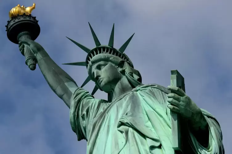 Nichts ist amerikanischer als diese Skulptur: die 93 Meter hohe Freiheitsstatue im Hafen von New York.