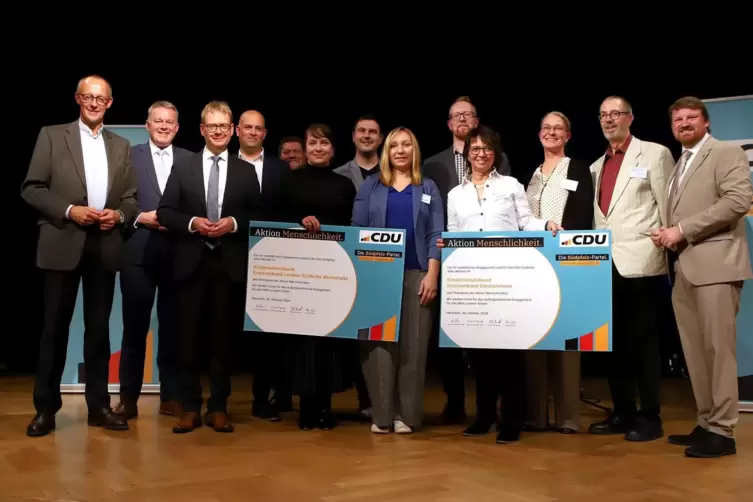 Die Geehrten wurden beim CDU-Südpfalztreffen auf die Bühne gebeten.