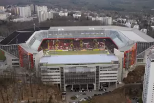 Als Spielstätte bei der Fußball-WM 2006 ist das Fritz-Walter-Stadion auf dem Betzenberg über die Grenzen Deutschlands hinweg bek