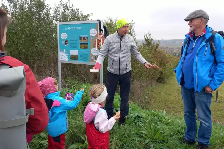 Nicht nur auf den acht Tafeln entlang des Spürnasenwegs, sondern auch dank den beiden Führern Wolfgang Müller (gelbe Mütze) und 