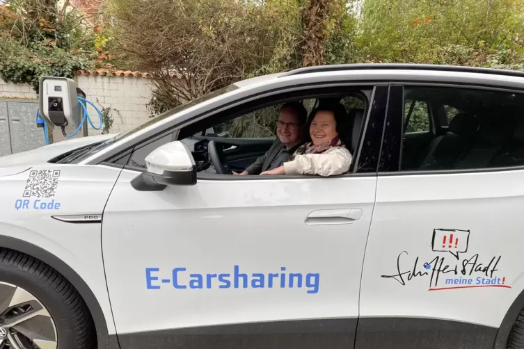 Probesitzen: Ilona Volk und Lars Baumbach im Elektro-VW auf seinem Stammplatz im Adlerhof. 