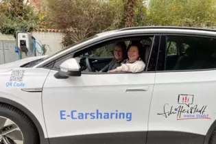 Probesitzen: Ilona Volk und Lars Baumbach im Elektro-VW auf seinem Stammplatz im Adlerhof.