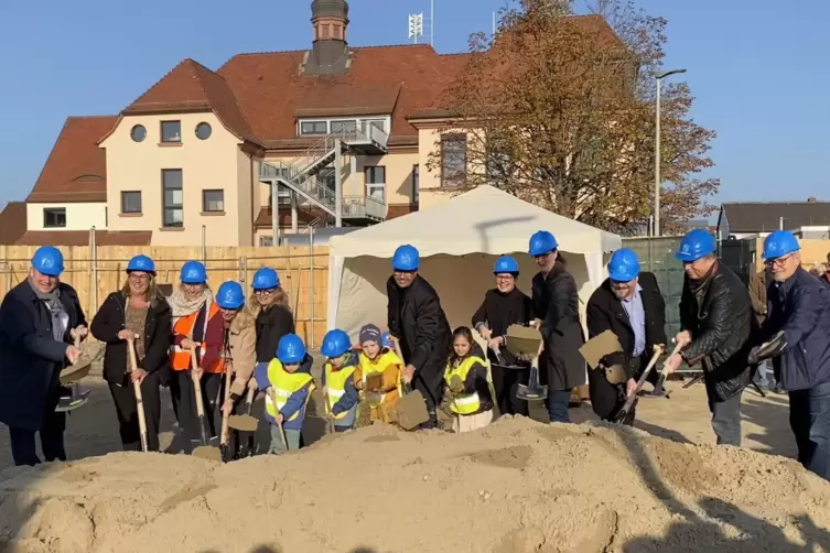 Die Zukunft Mutterstadts steht beim Spatenstich für den Kindercampus in der ersten Reihe. 