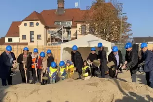 Die Zukunft Mutterstadts steht beim Spatenstich für den Kindercampus in der ersten Reihe.