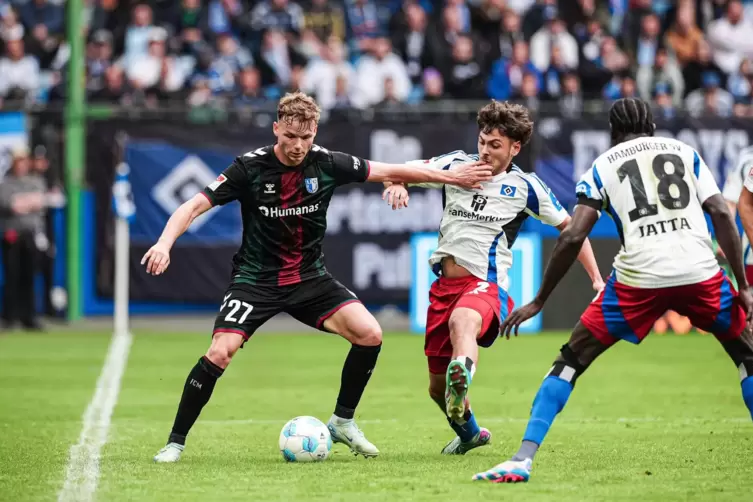 Endlich wieder auf dem Platz: Philipp Hercher (links), hier im Spiel beim Hamburger SV. 