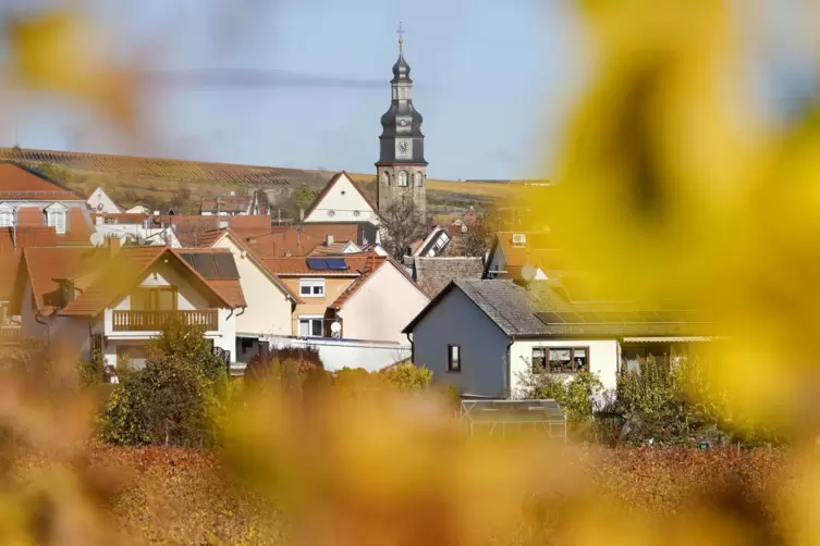 Kallstadt liegt idyllisch zwischen Weinreben. 