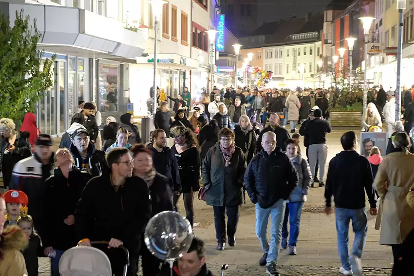 Die Innenstadt war am Donnerstag voller Menschen wie sonst nur am Stadtfest.