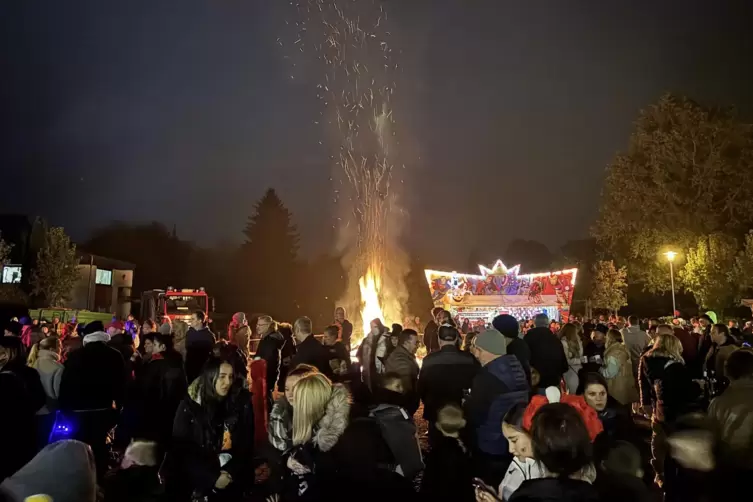 Viel los war am Donnerstagabend auch auf dem Dorfplatz in Otterbach. Bevor es mit der Gruselwanderung losging, wärmten sich viel