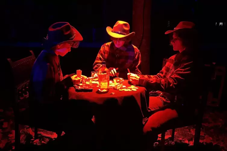 Erst messen sich die Cowboys noch beim Pokern. 