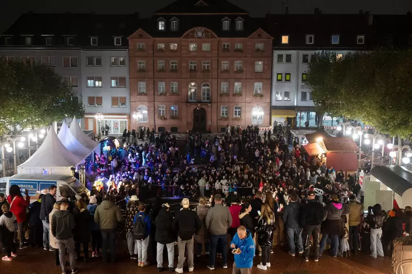 Der Pirmasenser Schlossplatz war am Donnerstag rappelvoll.