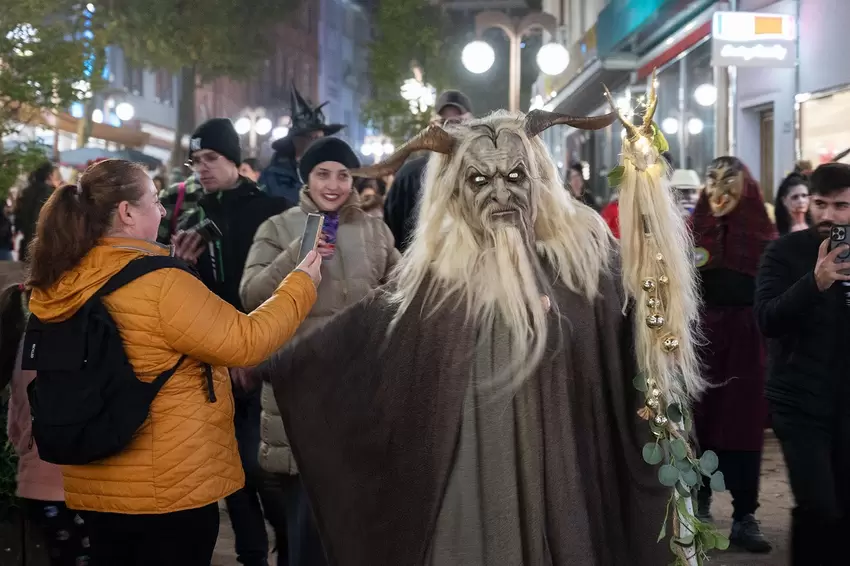 Schaurige Masken sorgten für Aufmerksamkeit.