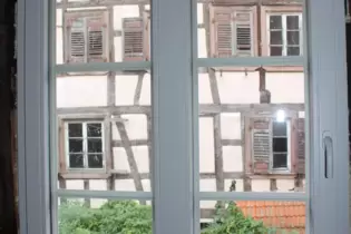 Moderne Fenster im alten Stil – mit Blick auf das Fachwerk in der Nachbarschaft.