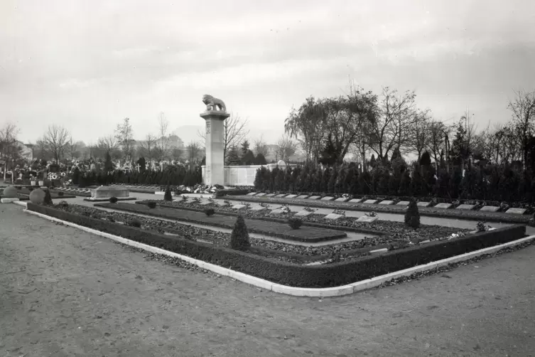 Der Hauptfriedhof mit dem Kriegerdenkmal in den 1930er Jahren.