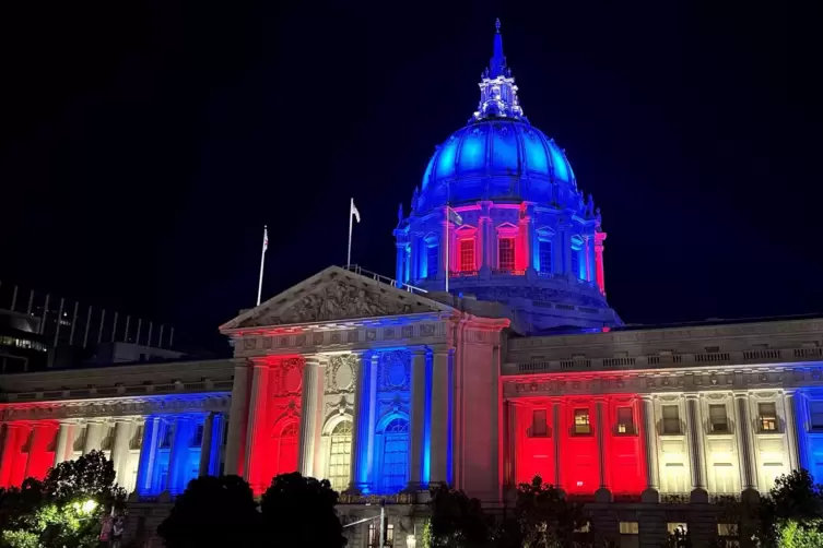  Beaux Arts City Hall in San Francisco ist wegen der bevorstehenden Wahl in US-Farben angestrahlt. 