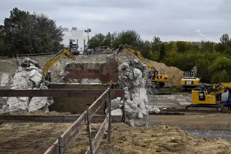 Bagger sind noch bis zum Montag um 5 Uhr, am Werk.