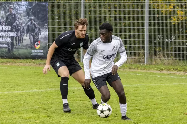 Hergie Koloko Njampouop (rechts) und seine Kollegen vom TuS Rüssingen wollen sich gegen Gau-Odernheim wehren. 