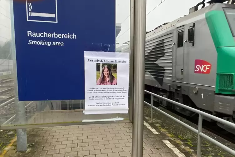 Im Kindsbacher Bahnhof hängen überall Zettel mit der Suchmeldung: Die 84-jährige Frau, die seit 14 Tagen vermisst wird, könnte h