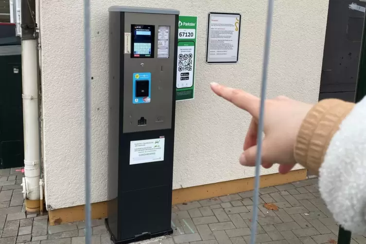 Ein Wurstmarktplatz-Parkautomat hinter Gittern.