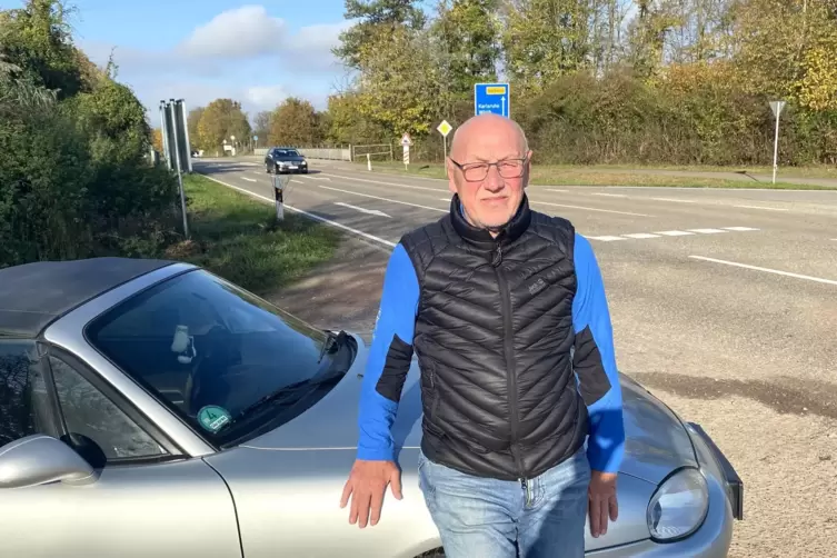 Franz Dawo nahe der Unglücksstelle: Wenige Meter hinter ihm auf der Brücke über die A65, kurz vor dem Insheimer Ortseingang, erl