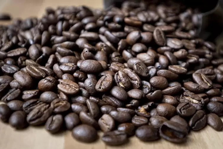 Kaffee bleibt als Bohne länger frisch als gemahlen. 