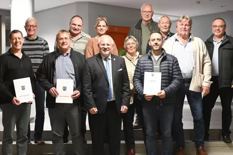 Für Lindenberg, Kallstadt und Leistadt geht es in die nächste Runde: Deren Vertreter freuen sich im Kreishaus gemeinsam mit Land