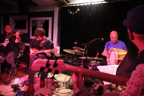 Ramesh Shotham (mit der Trommel) und seine Gruppe „Ensemble Madras Special“ im Badehaisel.