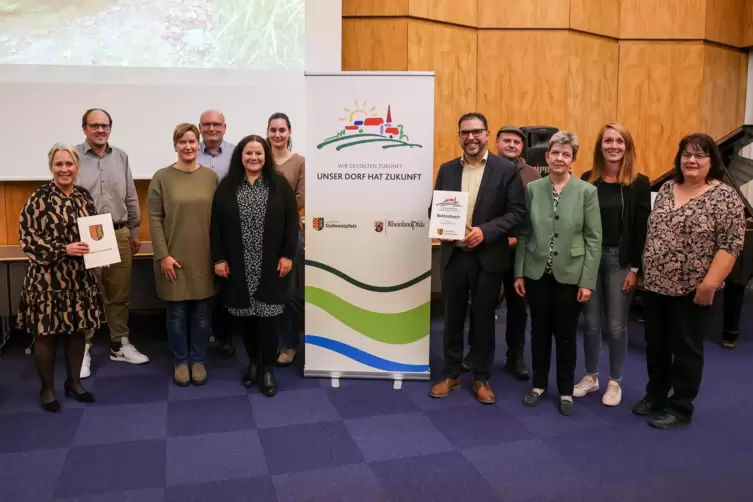 Die Delegation der Ortsgemeinde Bottenbach bei der Siegerehrung mit Landrätin Susanne Ganster (links) und Orts- und Verbandsbürg