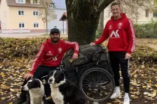 Der Österreicher Maximilian Gschwandtner (links, hier mit TVA-Trainer Janik Greinert) hat im Sommer als Fußballer beim TV Althor