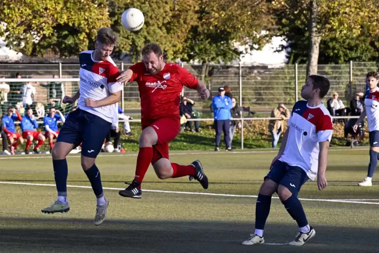  Weisenheims Jan Butzal (links) im Kopfballduell mit Simon-Marius Schermer (TSV Eppstein).