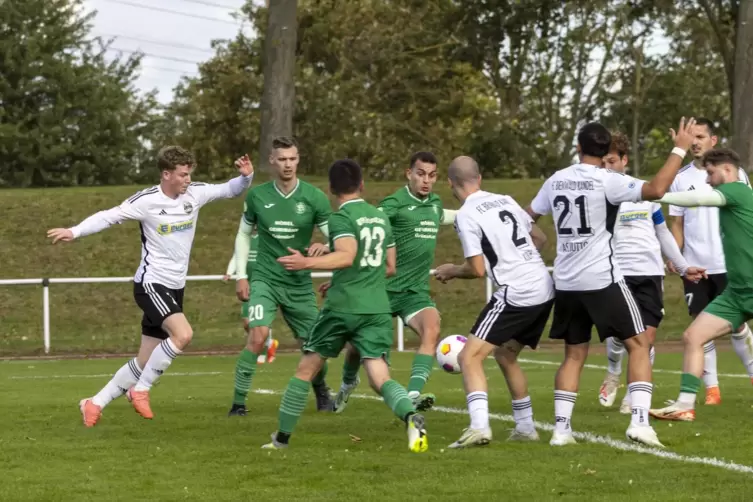 Spielertraube im Spiel des VfR Grünstadt (in Grün) gegen den FC Bienwald Kandel. 