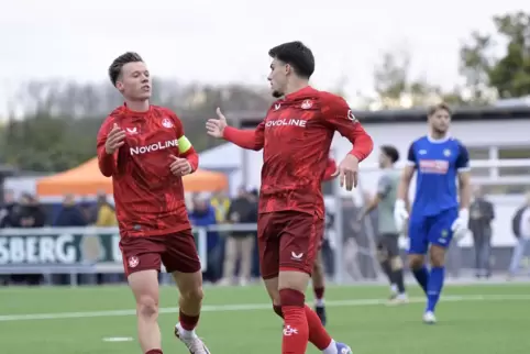 Es steht 0:2 für den 1. FC Kaiserslautern: Torschütze Shawn Blum (rechts) freut sich mit Marius Bauer.