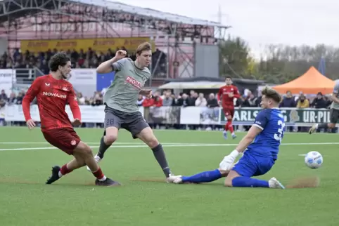 FCK-Stürmer Oskar Prokopchuk (links) scheitert hier am starken Arminia-Torhüter Kevin Urban. In der Mitte Verteidiger Lukas Kebe