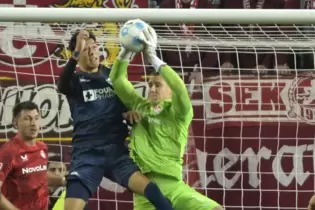 Julian Krahl und die FCK-Defensive hielten gegen Paderborn dem Druck stand.