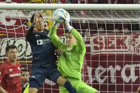 Julian Krahl und die FCK-Defensive hielten gegen Paderborn dem Druck stand. 